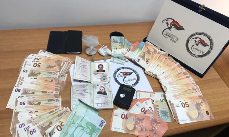Sguinzagliano il pitbull contro i Carabinieri per nascondere la droga: arrestate due donne e sequestrati 14mila euro Sguinzagliano il pitbull contro i Carabinieri per nascondere la droga: arrestate due donne e sequestrati 14mila euro