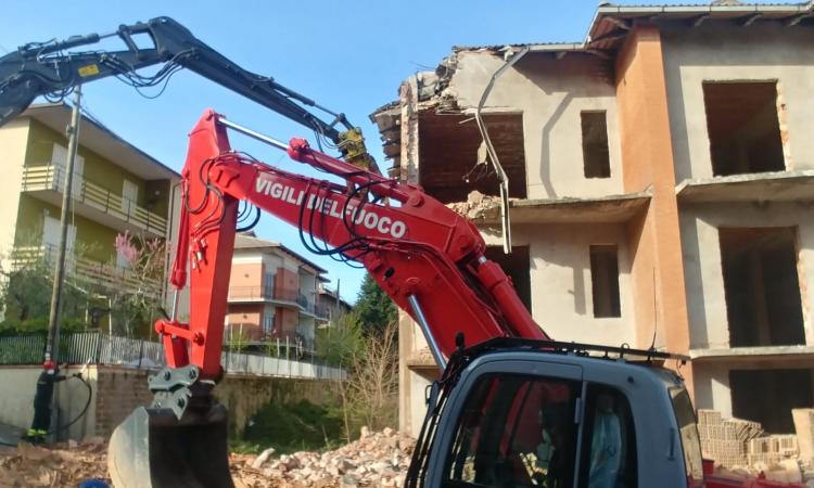 Sarnano, al via la demolizione di un edificio in via San Rocco: era stato pesantemente colpito dal sisma del 2016