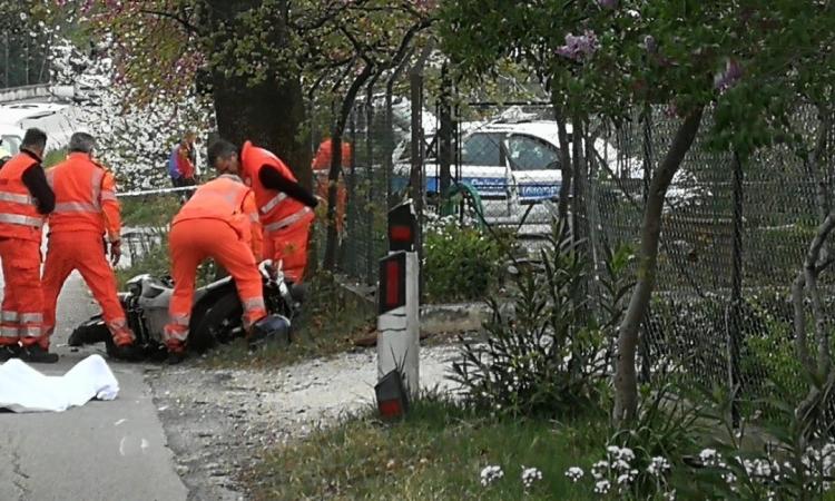 Macerata, terribile schianto tra furgone e scooter: muore un 67enne di Recanati Macerata, terribile schianto tra furgone e scooter: muore un 67enne di Recanati