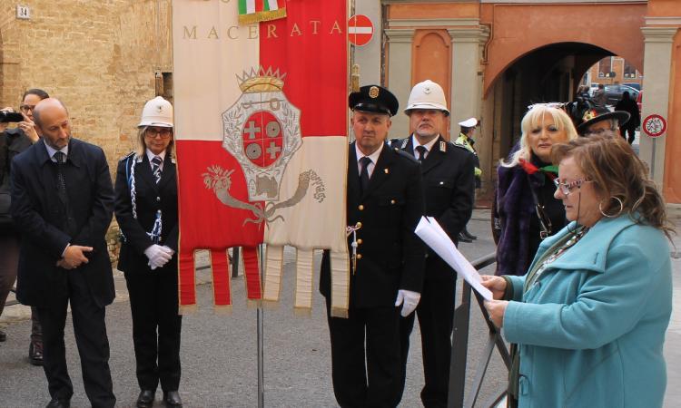 Una lapide per ricordare le vittime del bombardamento di Macerata