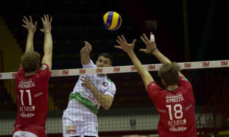 Ruggito Menghi Shoes, esordio super nei play off: Catania travolta in tre set
