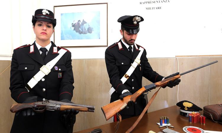 Morrovalle, detiene un arsenale di armi in cascina: arrestato allevatore/spacciatore Morrovalle, detiene un arsenale di armi in cascina: arrestato allevatore/spacciatore