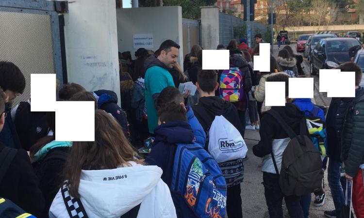 "Mondo Libero dalla Droga" presente anche alla scuola media “A. Caro” di Civitanova "Mondo Libero dalla Droga" presente anche alla scuola media “A. Caro” di Civitanova