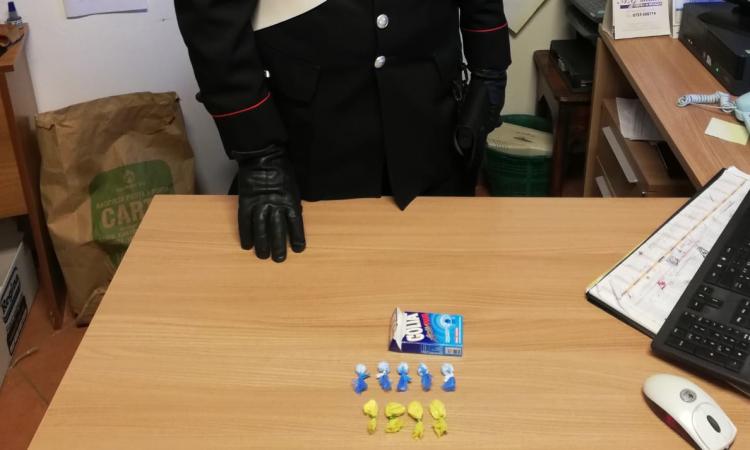 Cingoli, nella scatola delle caramelle balsamiche trovati nove grammi di cocaina: denunciato un 40enne