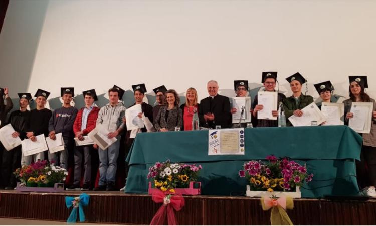 Cerimonia di consegna dei Diplomi e premiazione delle eccellenze all’Ipseoa “Varnelli" di Cingoli Cerimonia di consegna dei Diplomi e premiazione delle eccellenze all’Ipseoa “Varnelli" di Cingoli
