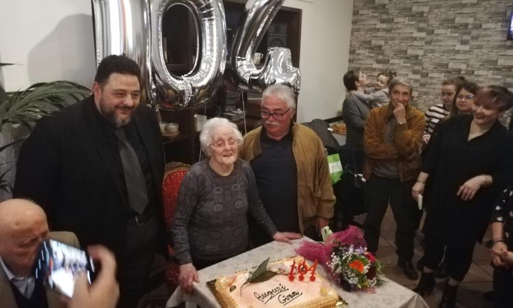 Grande festa per i 104 anni della nonnina di Potenza Picena Gina Bagnarelli Grande festa per i 104 anni della nonnina di Potenza Picena Gina Bagnarelli