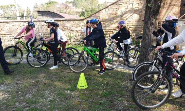 Tolentino, corso di educazione stradale con la presenza della Polizia Locale per i ragazzi della "Alighieri"
