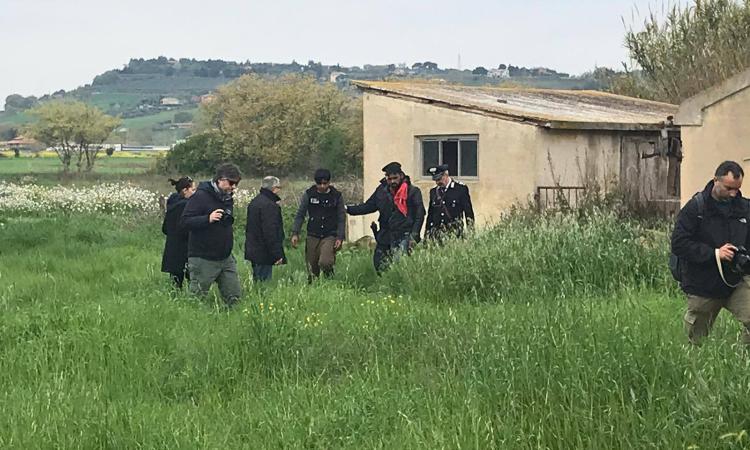 Porto Recanati, maxi-operazione all'Hotel House: irruzione nei casolari (FOTO e VIDEO) Porto Recanati, maxi-operazione all'Hotel House: irruzione nei casolari (FOTO e VIDEO)