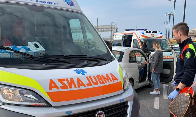 Porto Recanati, collisione tra auto: due donne al pronto soccorso (FOTO)