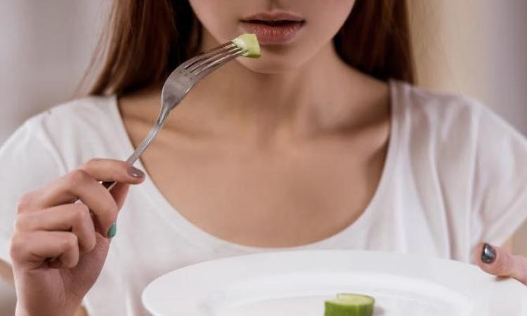 Istiga le ragazzine all'anoressia sul blog: denunciata l'amministratrice