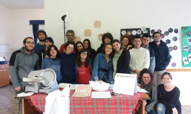 Il regista bolognese Francesco Filippi gira uno spot con i giovani della provincia di Macerata Il regista bolognese Francesco Filippi gira uno spot con i giovani della provincia di Macerata