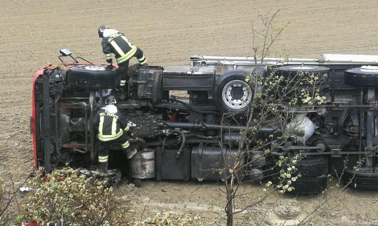 Appignano, perde il controllo del camion e si ribalta: conducente trasportato a Torrette (FOTO) Appignano, perde il controllo del camion e si ribalta: conducente trasportato a Torrette (FOTO)