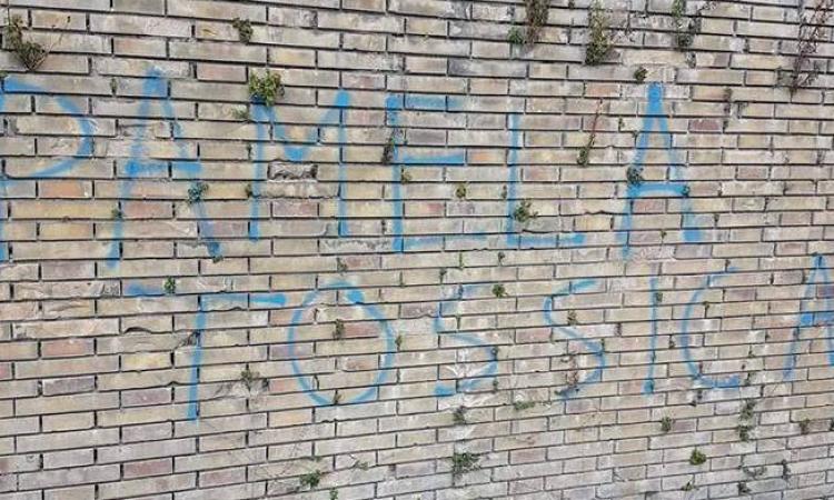 Macerata, scritta offensiva alla memoria di Pamela Mastropietro vicino alla casa dove è stata uccisa Macerata, scritta offensiva alla memoria di Pamela Mastropietro vicino alla casa dove è stata uccisa