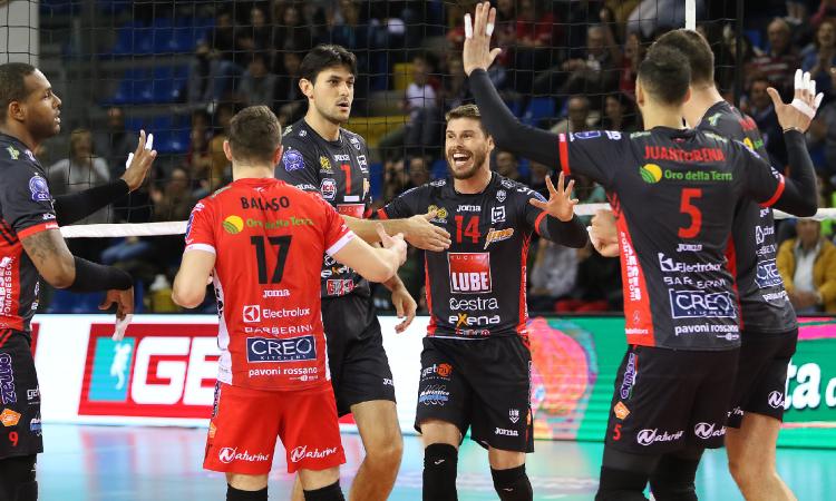 Lube da impazzire, è in finale di Champions League: sarà sfida con lo Zenit Kazan Lube da impazzire, è in finale di Champions League: sarà sfida con lo Zenit Kazan
