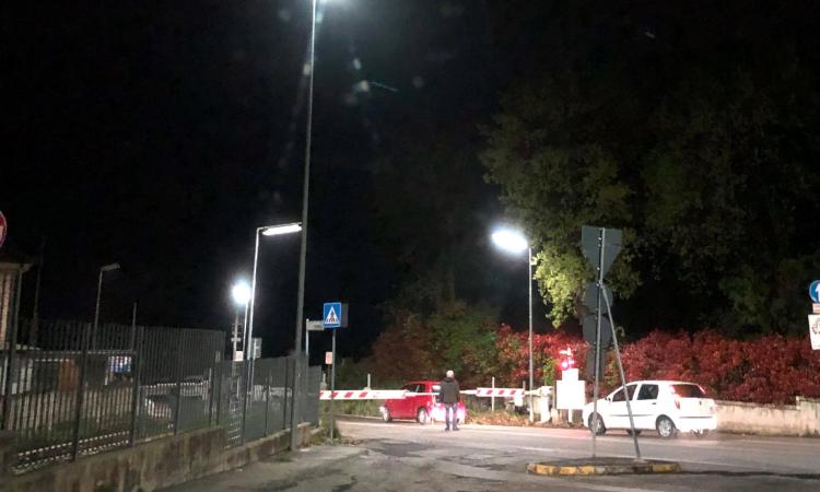 Macerata, tenta di passare con l'auto mentre il passaggio a livello si sta chiudendo e rimane incastrato Macerata, tenta di passare con l'auto mentre il passaggio a livello si sta chiudendo e rimane incastrato