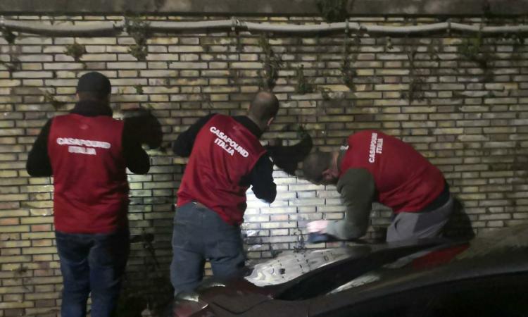 Macerata, attivisti di CasaPound rimuovono la scritta contro Pamela dal muro della scuola Macerata, attivisti di CasaPound rimuovono la scritta contro Pamela dal muro della scuola