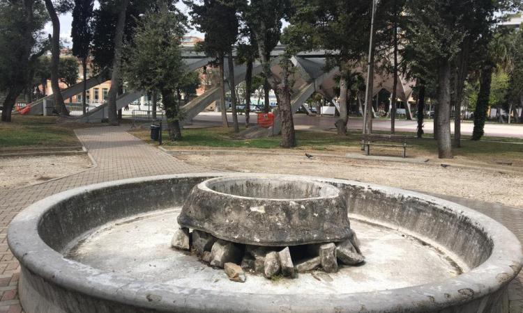 Civitanova, al via il restauro della fontana storica dei giardini intitolati alle “Vittime di Beslan” Civitanova, al via il restauro della fontana storica dei giardini intitolati alle “Vittime di Beslan”