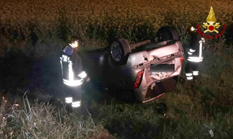 Treia, perde il controllo dell'auto e si ribalta: ragazza finisce in Ospedale Treia, perde il controllo dell'auto e si ribalta: ragazza finisce in Ospedale