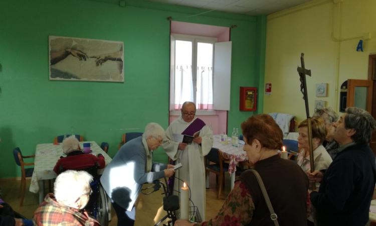 San Severino, Pasqua: alla casa di riposo "Lazzarelli" nonnini e nonnine allestiscono un sepolcro San Severino, Pasqua: alla casa di riposo "Lazzarelli" nonnini e nonnine allestiscono un sepolcro