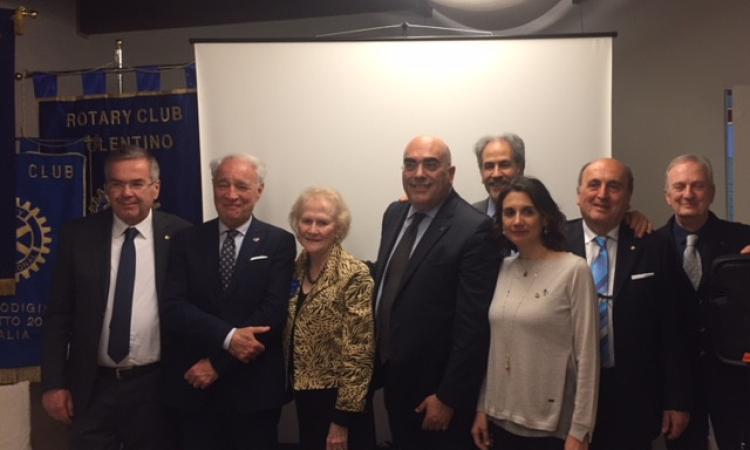 Il Rotary Club di Tolentino dona materiali didattici e tecnologici alla scuola di Caldarola Il Rotary Club di Tolentino dona materiali didattici e tecnologici alla scuola di Caldarola