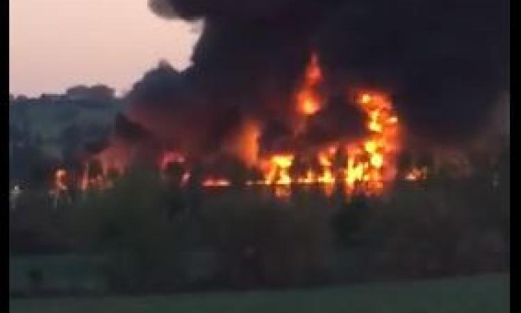 Spaventoso incendio all'azienda Tontarelli: nube di fumo alta metri (VIDEO)