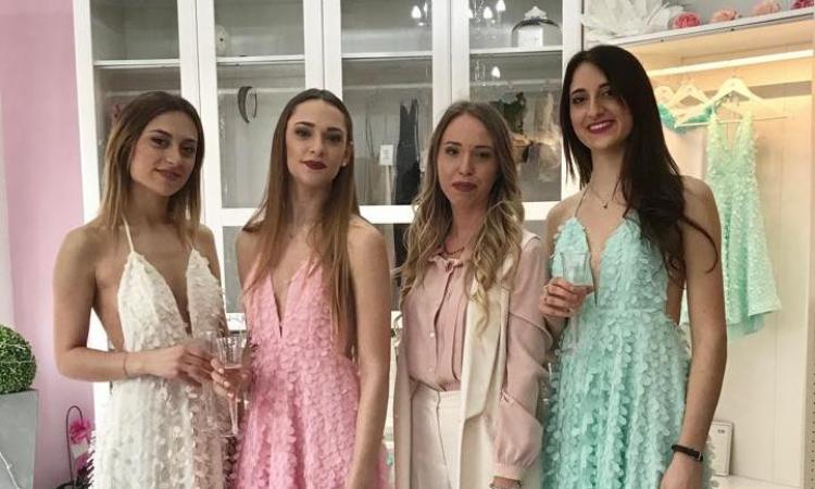 Treia, grande successo per il cocktail di primavera con la stilista Federica Bellesi Treia, grande successo per il cocktail di primavera con la stilista Federica Bellesi