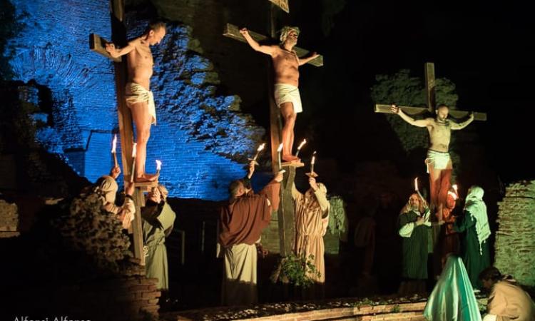 A Villa Potenza la Sacra rappresentazione della Passione di Cristo al Teatro Romano (FOTO E VIDEO)