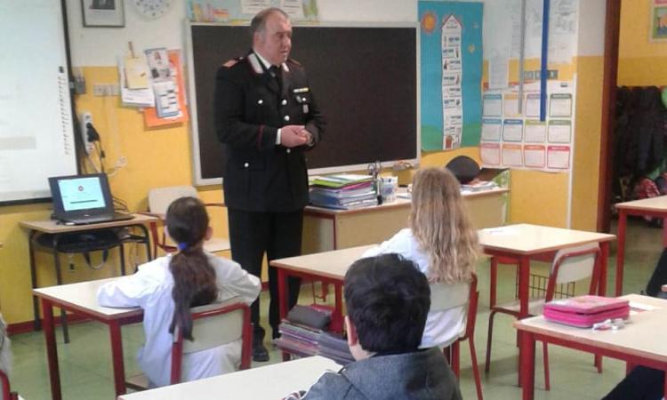 Corridonia, i Carabinieri tra i banchi di scuola per diffondere la "cultura della legalità" Corridonia, i Carabinieri tra i banchi di scuola per diffondere la "cultura della legalità"