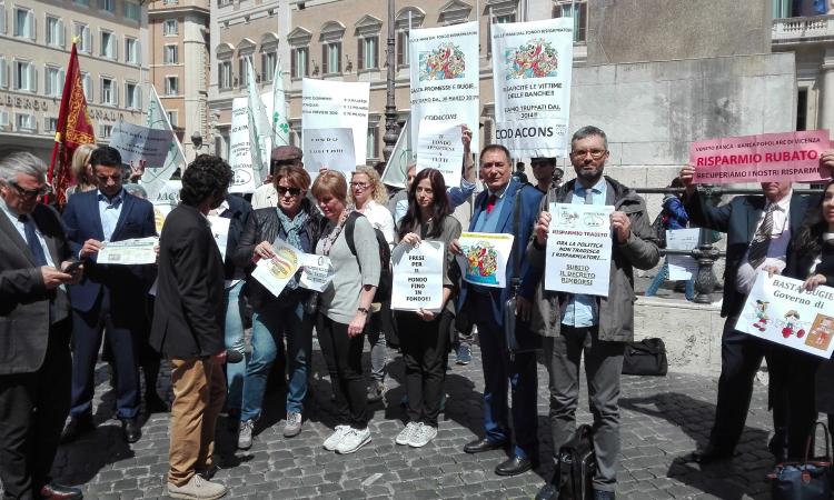 Rimborso risparmiatori Banca Marche: il Codacons manifesta in piazza Montecitorio Rimborso risparmiatori Banca Marche: il Codacons manifesta in piazza Montecitorio