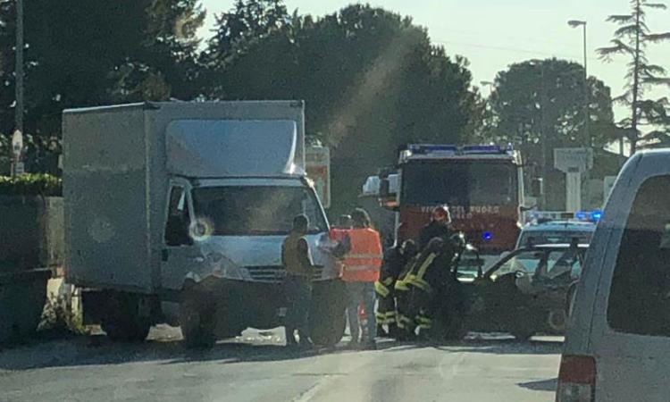 Civitanova, incidente all'incrocio della zona industriale (FOTO) Civitanova, incidente all'incrocio della zona industriale (FOTO)