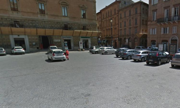 Tolentino, stop al parcheggio selvaggio: dissuasori in Piazza della Libertà e Viale Benadduci