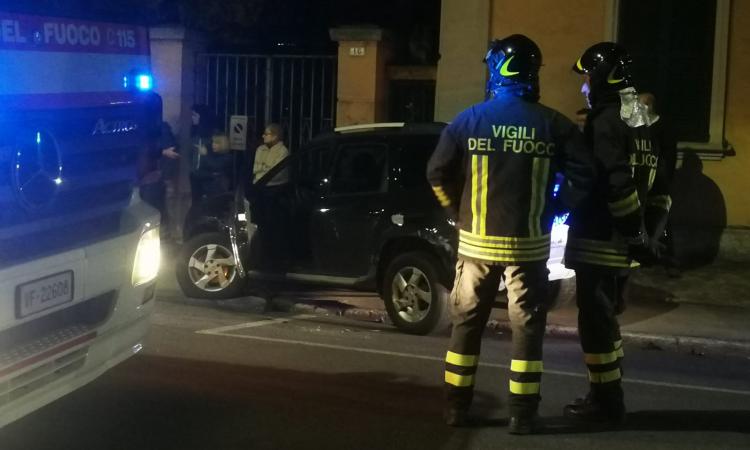 Sforzacosta, ragazza perde il controllo del proprio mezzo e tampona due auto in sosta (FOTO) Sforzacosta, ragazza perde il controllo del proprio mezzo e tampona due auto in sosta (FOTO)