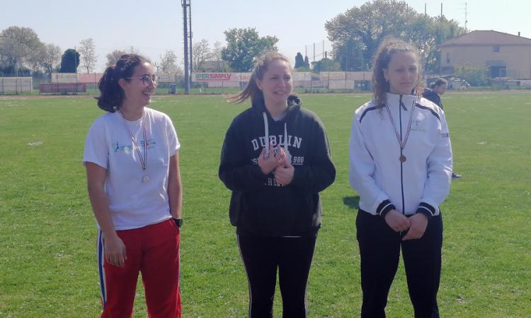 Macerata, Atletica leggera su Pista: medaglia d'oro per la squadra femminile del Liceo"Leopardi" (FOTO)