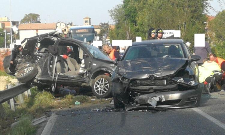 Montecassiano, frontale tra due auto: gravi padre e figlio (FOTO E VIDEO) Montecassiano, frontale tra due auto: gravi padre e figlio (FOTO E VIDEO)