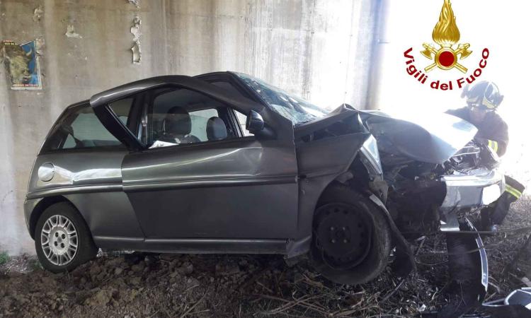 Civitanova, perde il controllo dell'auto e finisce in una scarpata: conducente trasportato in Ospedale Civitanova, perde il controllo dell'auto e finisce in una scarpata: conducente trasportato in Ospedale