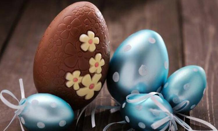 Apre uovo di Pasqua in anticipo: padre rompe il naso alla figlia