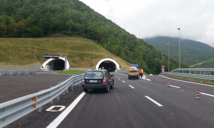 Serravalle, galleria Varano per metà al buio a Pasqua e Pasquetta: Anas al lavoro
