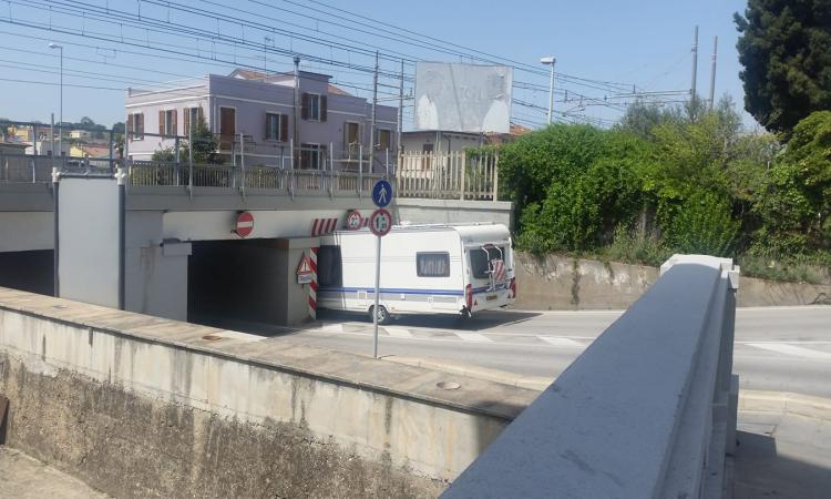 Civitanova, camper rimane incastrato nel sottopasso della Castellara Civitanova, camper rimane incastrato nel sottopasso della Castellara
