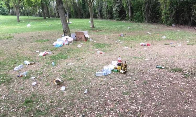 Turisti incivili all'Abbadia di Fiastra: il prato del parco scambiato per una discarica (FOTO)