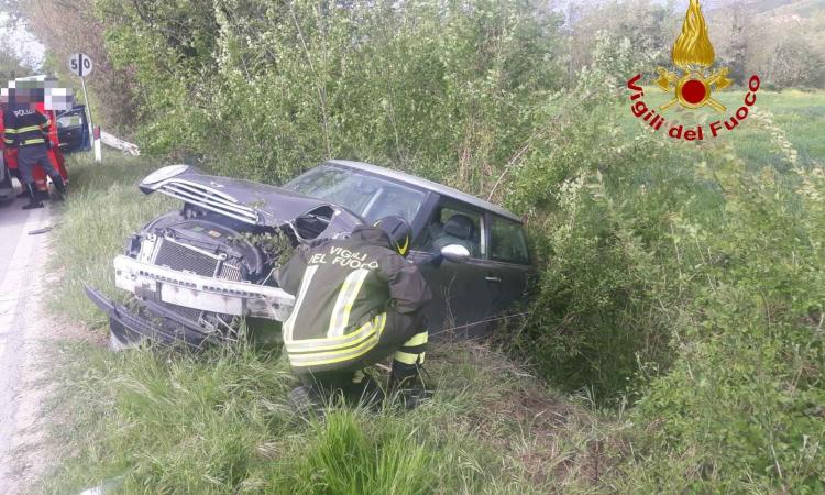 Ripe San Ginesio, frontale tra due auto lungo la Provinciale: 2 feriti in Ospedale