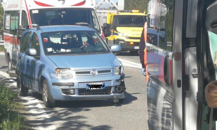 Incidente in superstrada all'altezza dell'uscita di Pollenza: 2 vetture coinvolte e 3 feriti (FOTO) Incidente in superstrada all'altezza dell'uscita di Pollenza: 2 vetture coinvolte e 3 feriti (FOTO)