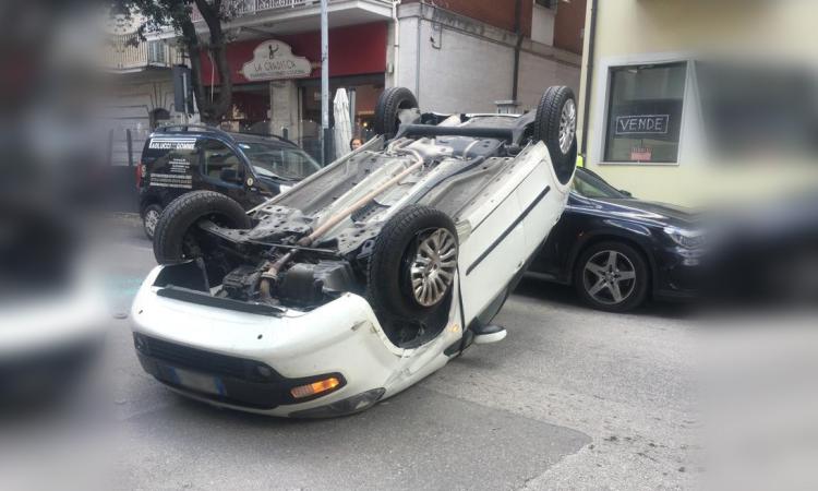 Civitanova, auto ribaltata in Viale Vittorio Veneto Civitanova, auto ribaltata in Viale Vittorio Veneto