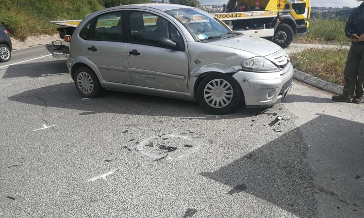 Violento scontro sulla Carrareccia: un ferito trasportato a Torrette (FOTO)