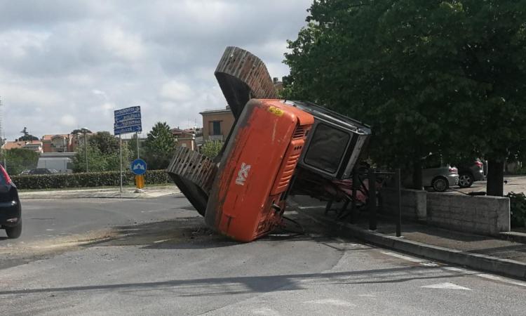 Il camion rimorchio "si perde" l'escavatore a cingoli: paura a Casette Verdini (FOTO)