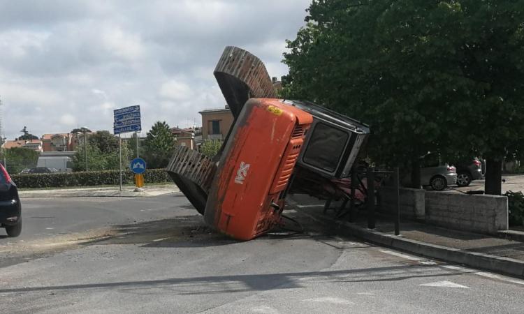 Il camion rimorchio "si perde" l'escavatore a cingoli: paura a Casette Verdini (FOTO) Il camion rimorchio "si perde" l'escavatore a cingoli: paura a Casette Verdini (FOTO)