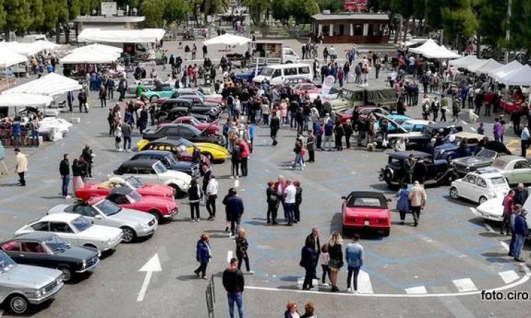 Civitanova, ieri in Piazza XX Settembre il ‘Primo raduno d’auto d’epoca di Primavera’