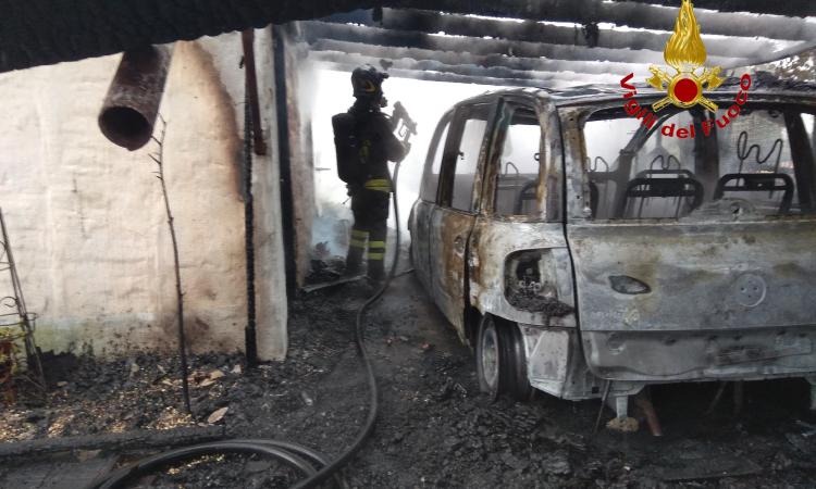 Casette Verdini, auto in fiamme nel cortile di una casa: intervengono i Vigili del Fuoco (FOTO) Casette Verdini, auto in fiamme nel cortile di una casa: intervengono i Vigili del Fuoco (FOTO)