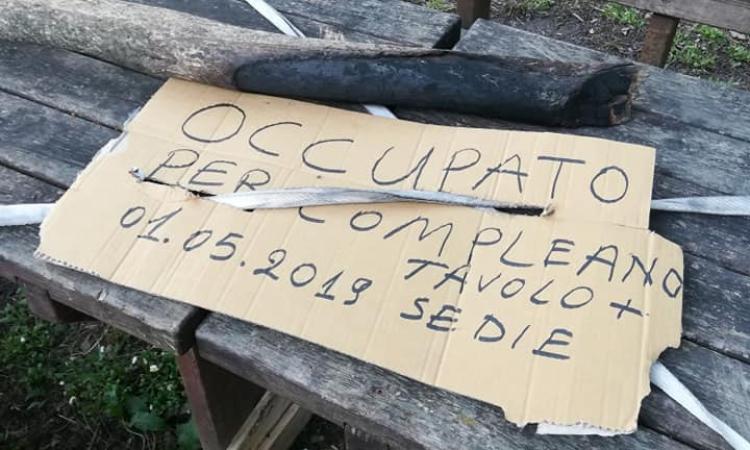 I furbetti del picnic: tavoli e panche occupati dal giorno prima I furbetti del picnic: tavoli e panche occupati dal giorno prima