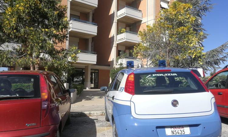 Tragedia a Macerata: uomo trovato impiccato in casa Tragedia a Macerata: uomo trovato impiccato in casa