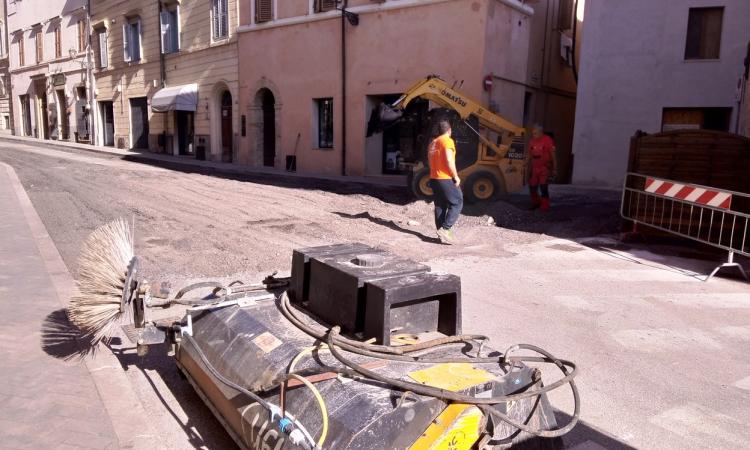 San Severino Marche, nuovo asfalto anche nella centralissima via Garibaldi San Severino Marche, nuovo asfalto anche nella centralissima via Garibaldi